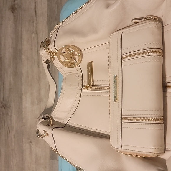 Micheal  kors used purse and wallet - Picture 3 of 12